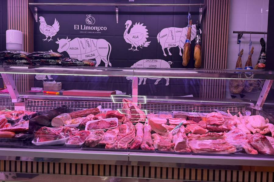 Vitrina de carnicería con el mural de despiece de El Limonyco