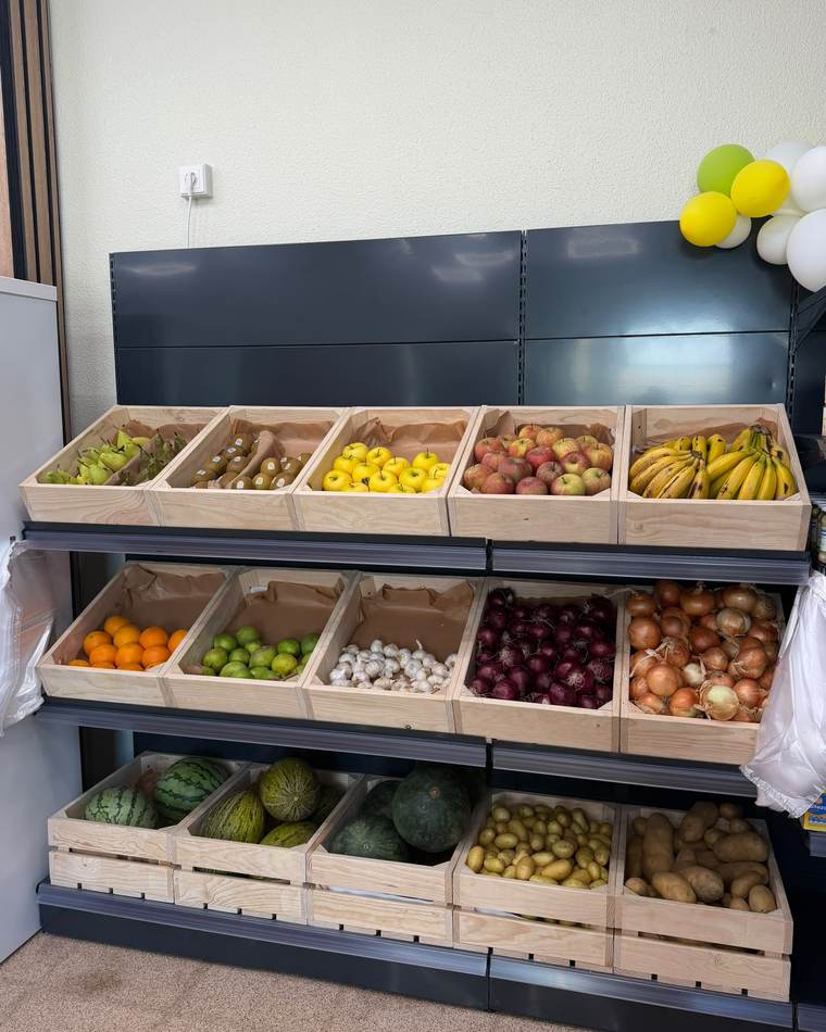 Sección de frutas y verduras en cajas de madera