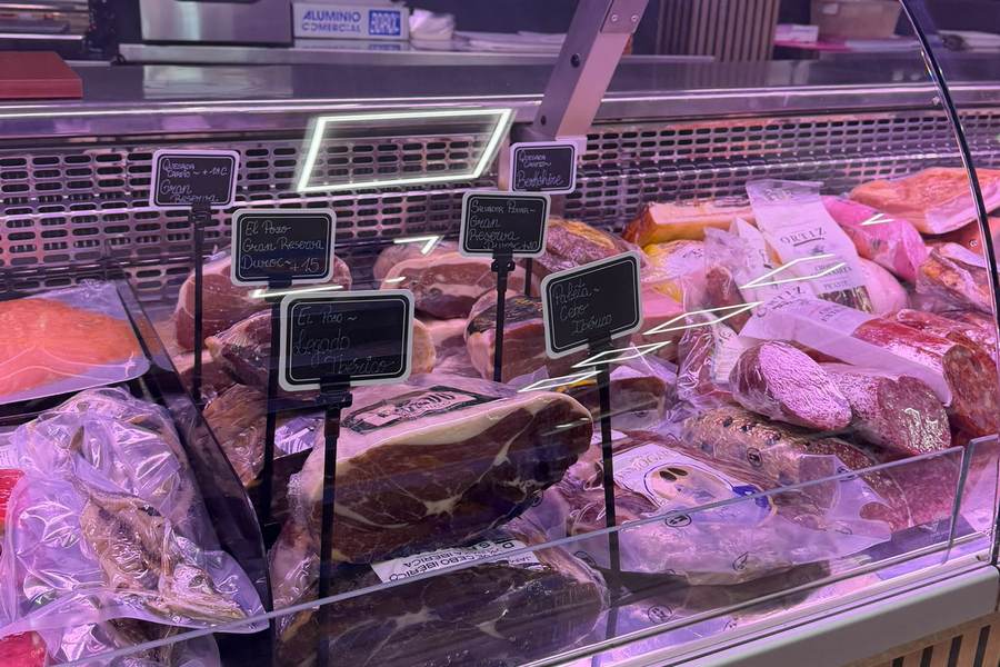 Jamones y paletas ibéricas en la vitrina