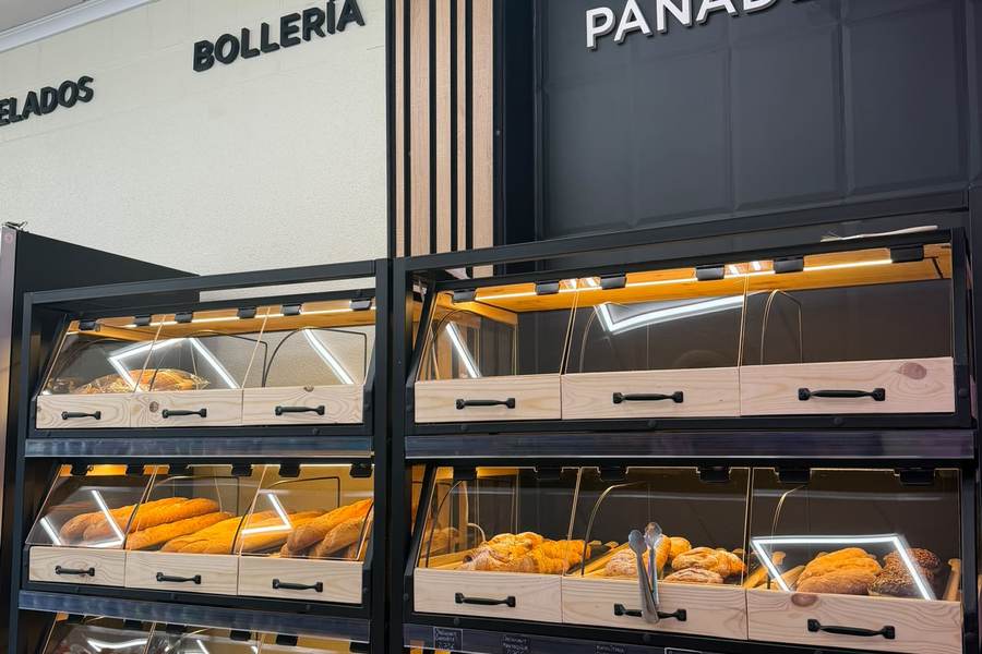 Expositor de panadería y bollería con el pan del día